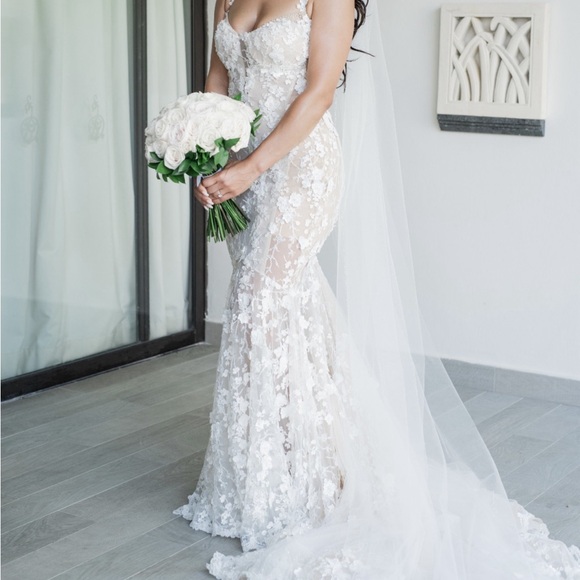Elegant White Lace Wedding Dress - Picture 1 of 5